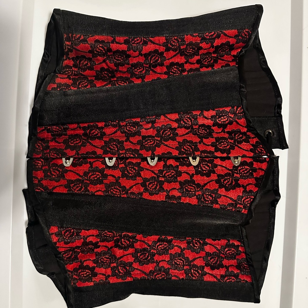 Waspie red & black lace corset size 26, from Work-N-Ranch